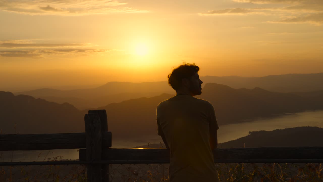 hombre mirando la hermosa puesta de sol belvedere revard en el lago bourget en francia