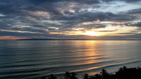 Olas-Bañadas-Por-El-Sol-Frente-A-La-Costa-De-Costa-Rica.