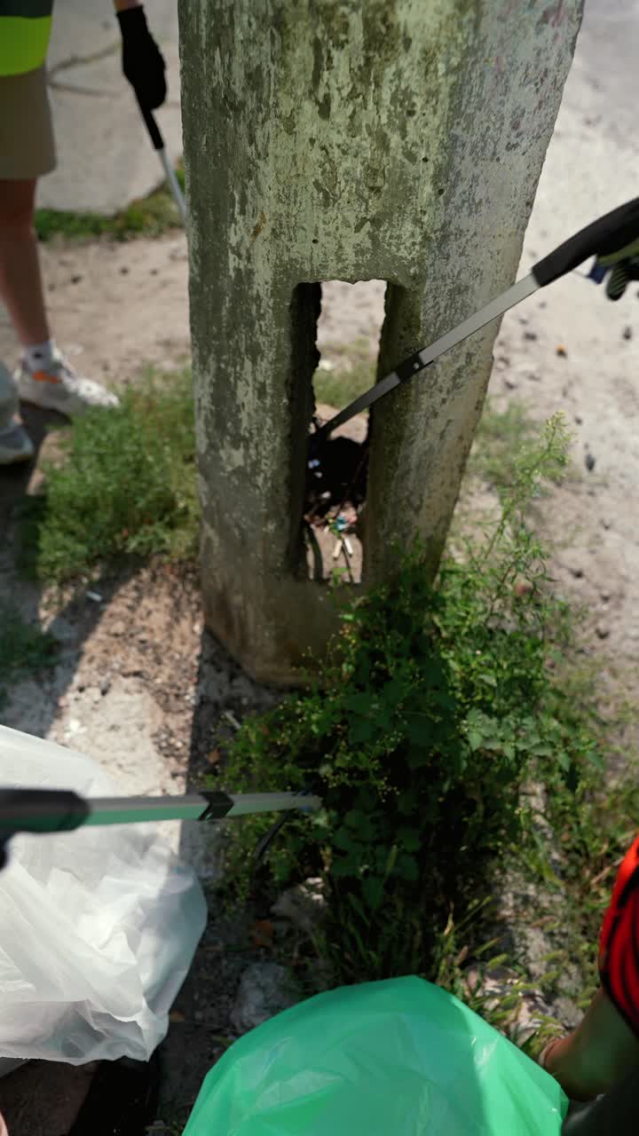 voluntario de la comunidad que limpia la basura