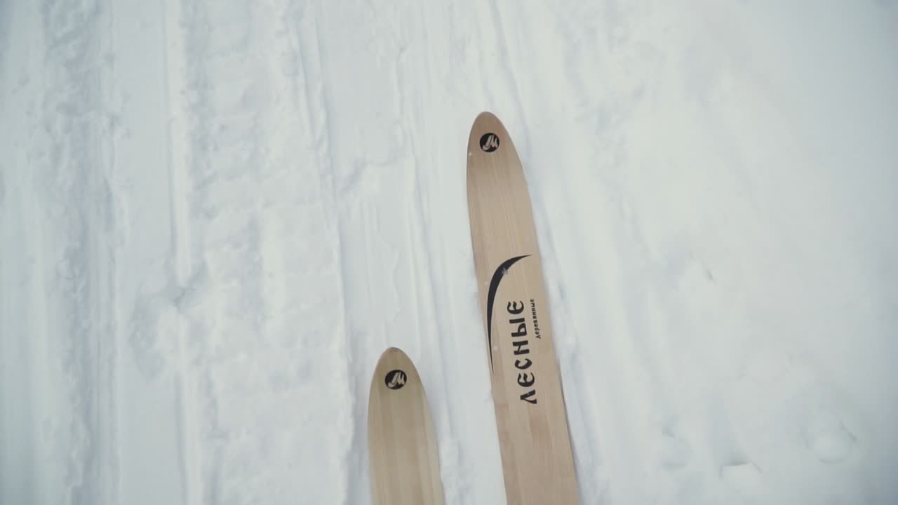 persona esquiando en la nieve