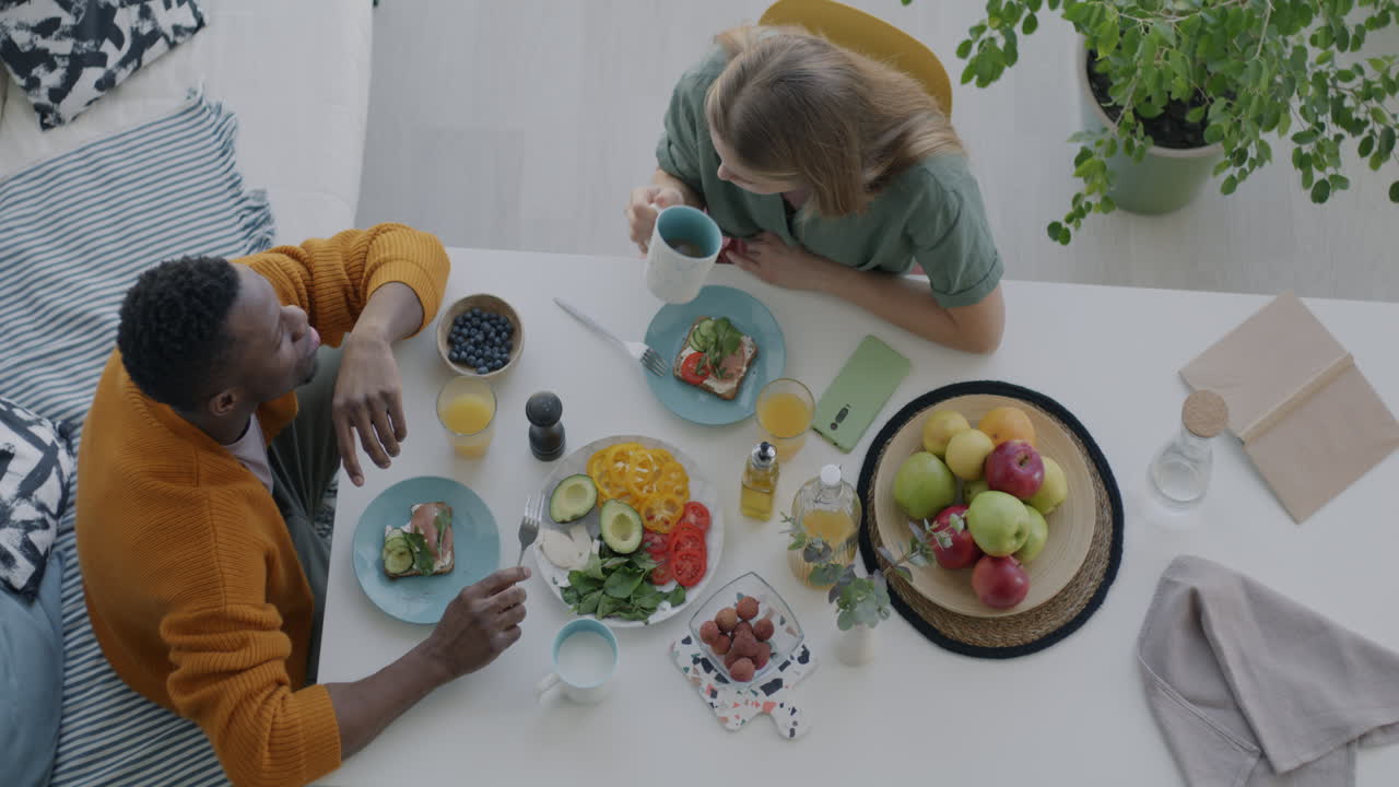 pareja disfrutando del desayuno juntos