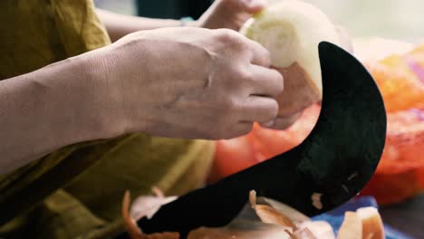 Pelar-Y-Preparar-Cebollas-Con-Un-Cortador-De-Verduras-Tradicional