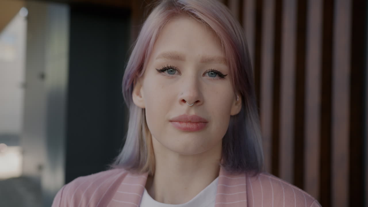 얼굴 마스크를 조정하는 여성