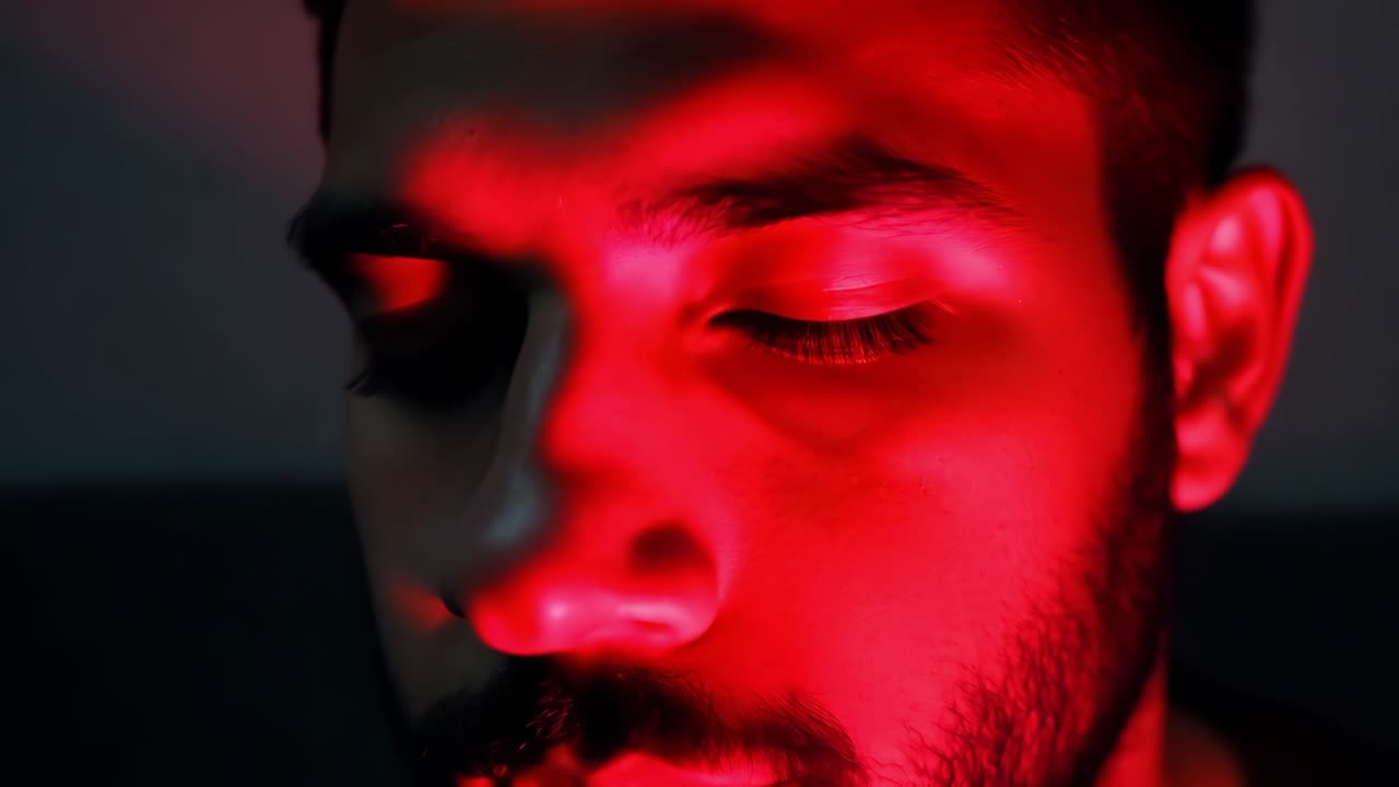 retrato en primer plano de un hombre con iluminación roja
