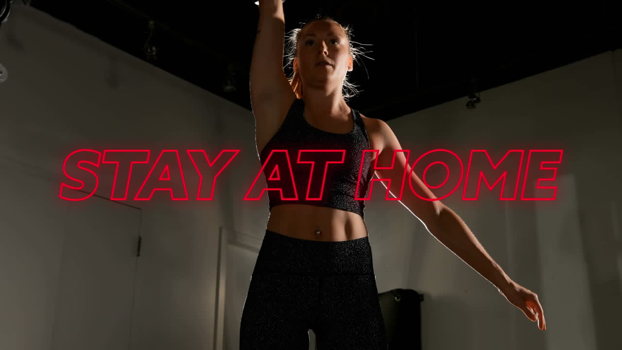 다채로운 네온 텍스트의 애니메이션은 운동을 하는 백인 여성이 집에 머무는 것입니다.