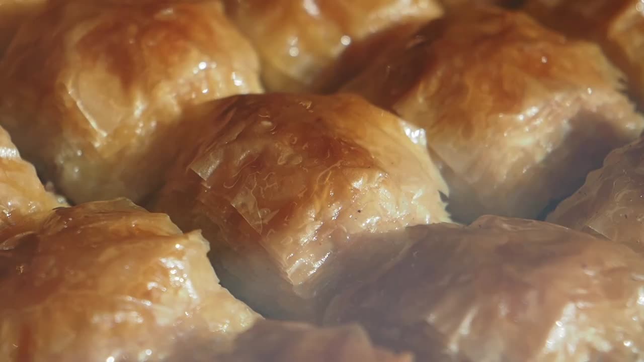 Primo piano di delizioso baklava dorato.