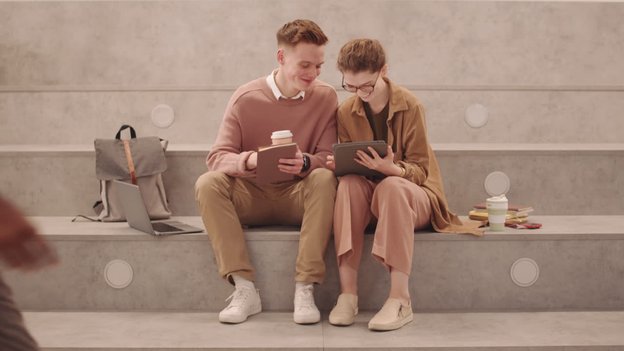 Studenti universitari in pausa caffè tra le lezioni