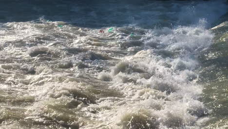 botellas de agua de plástico sucias en un vertedero de río que contaminan el medio ambiente