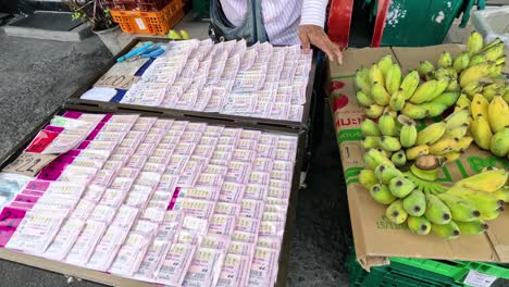 vendedor vendiendo plátanos en un mercado al aire libre