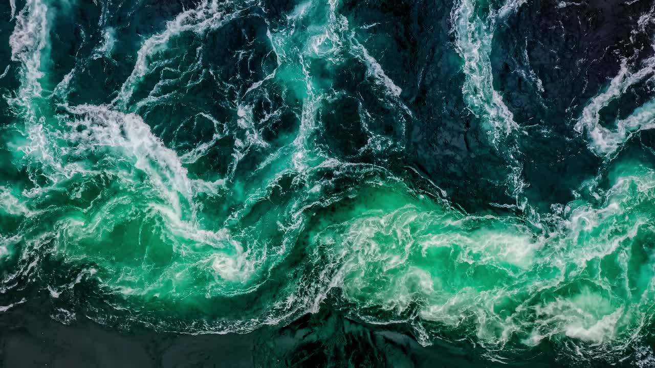 las olas de agua del río y el mar se encuentran durante la marea alta y la marea baja.