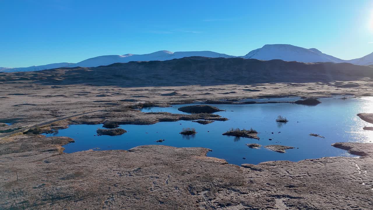 겨울에 라노치 무어 (rannoch moor) 를 지나가는 차량의 공중 촬영