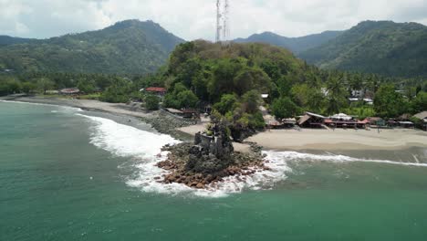 Rotating-aerial-of-beach-and-coastline-at-Batu-Bolong-Temple-located-on-the-southwestern-coast-of-Bali,-Indonesia