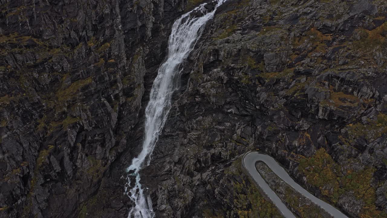 La famosa strada di montagna norvegese Trollstigen si snoda in una valle panoramica