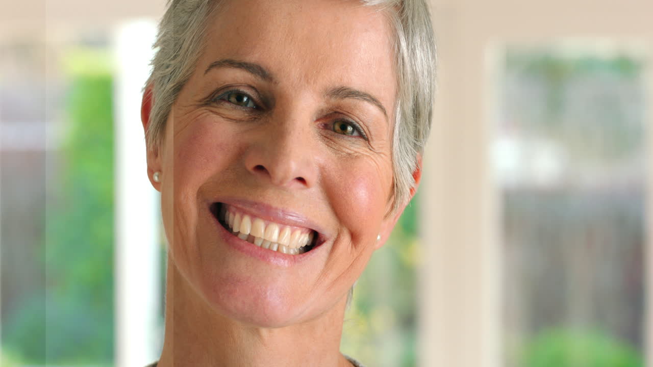 retrato de una mujer mayor sonriente