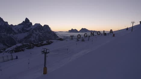 Vista-Aérea-De-Alpe-Tognola-Con-Pendiente-Nevada-Durante-La-Mañana-Temprano-En-Dolomitas