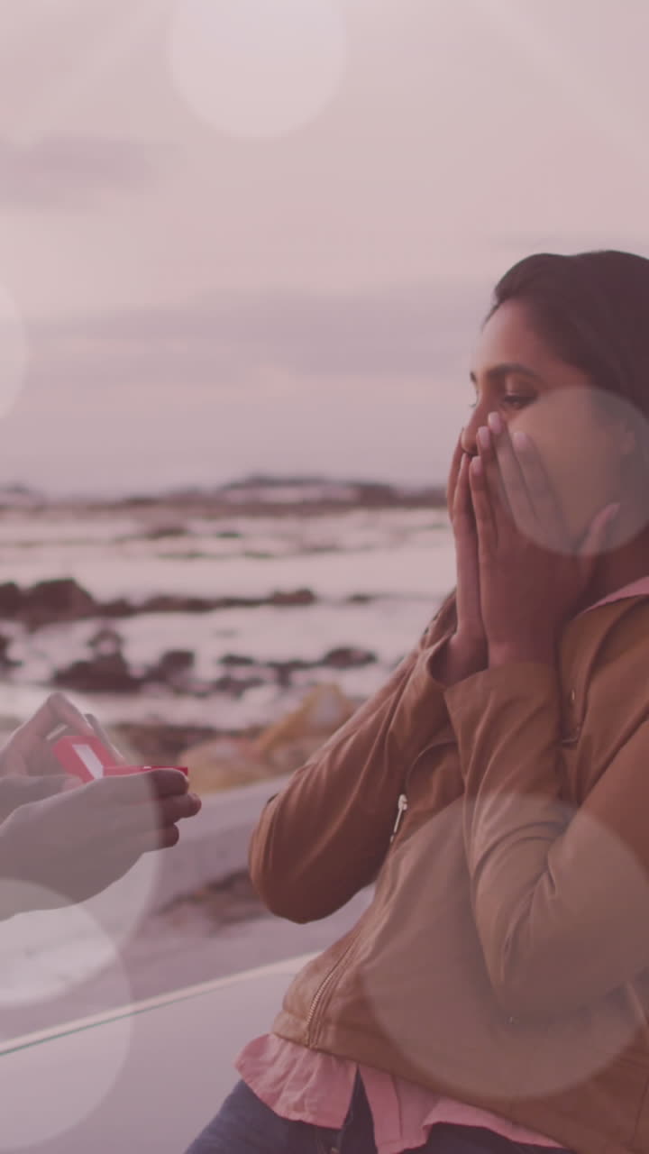 animación de un feliz hombre afroamericano proponiéndole matrimonio a su novia biracial en un cabriolet