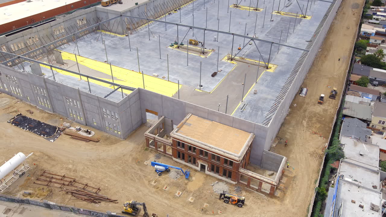 equipo pesado en el sitio de construcción de un