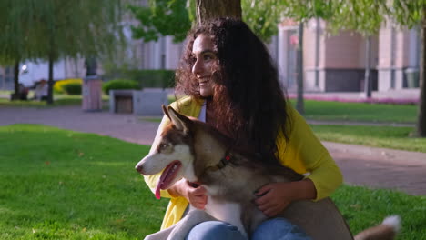 mujer y su perro husky en el parque