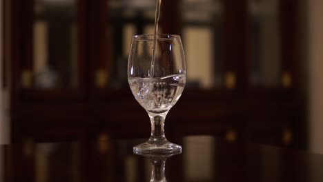 verser de l'eau dans un verre à vin jusqu'à ce qu'il déborde