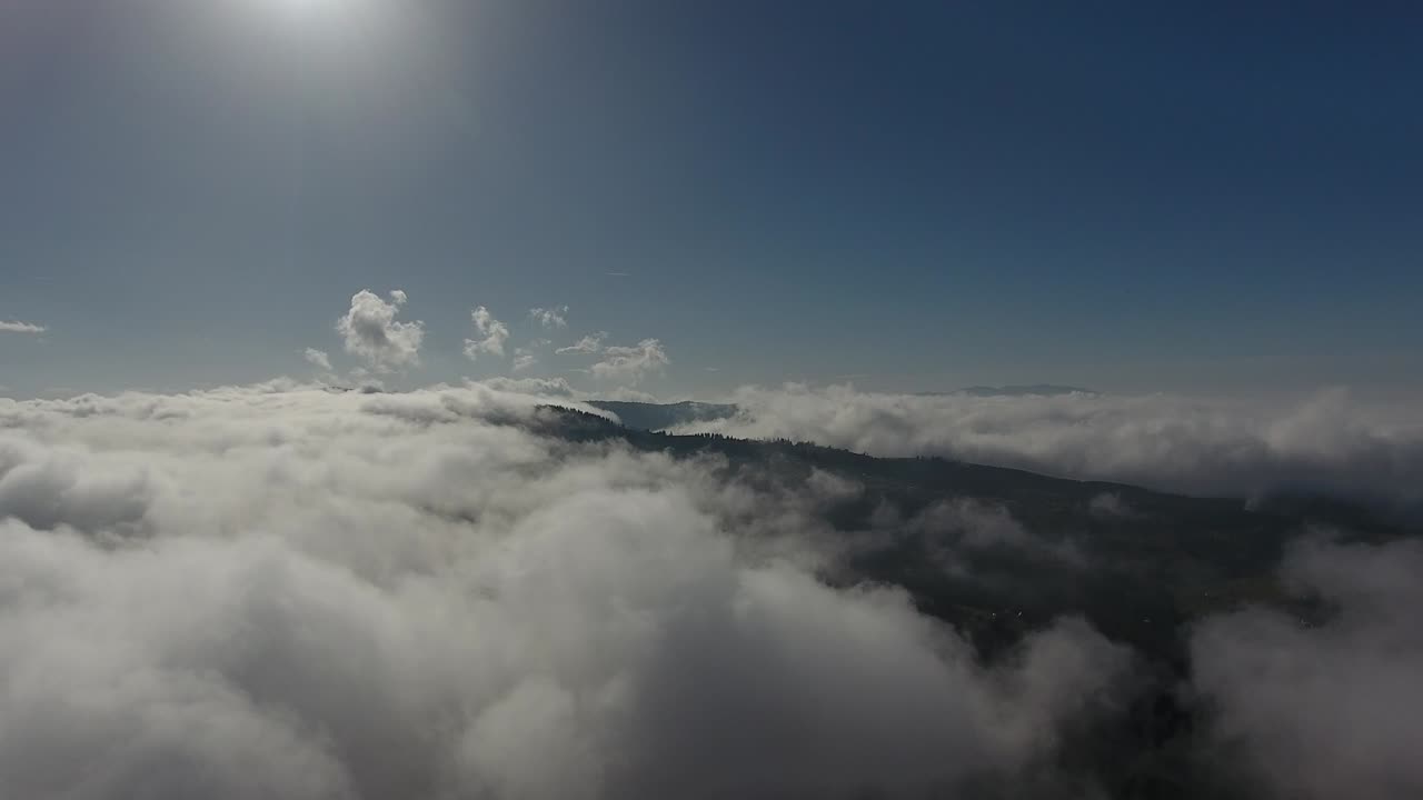 아름다운 구름 속에 높은 산 위를 날아다니며 공중에서 볼 수 있습니다.