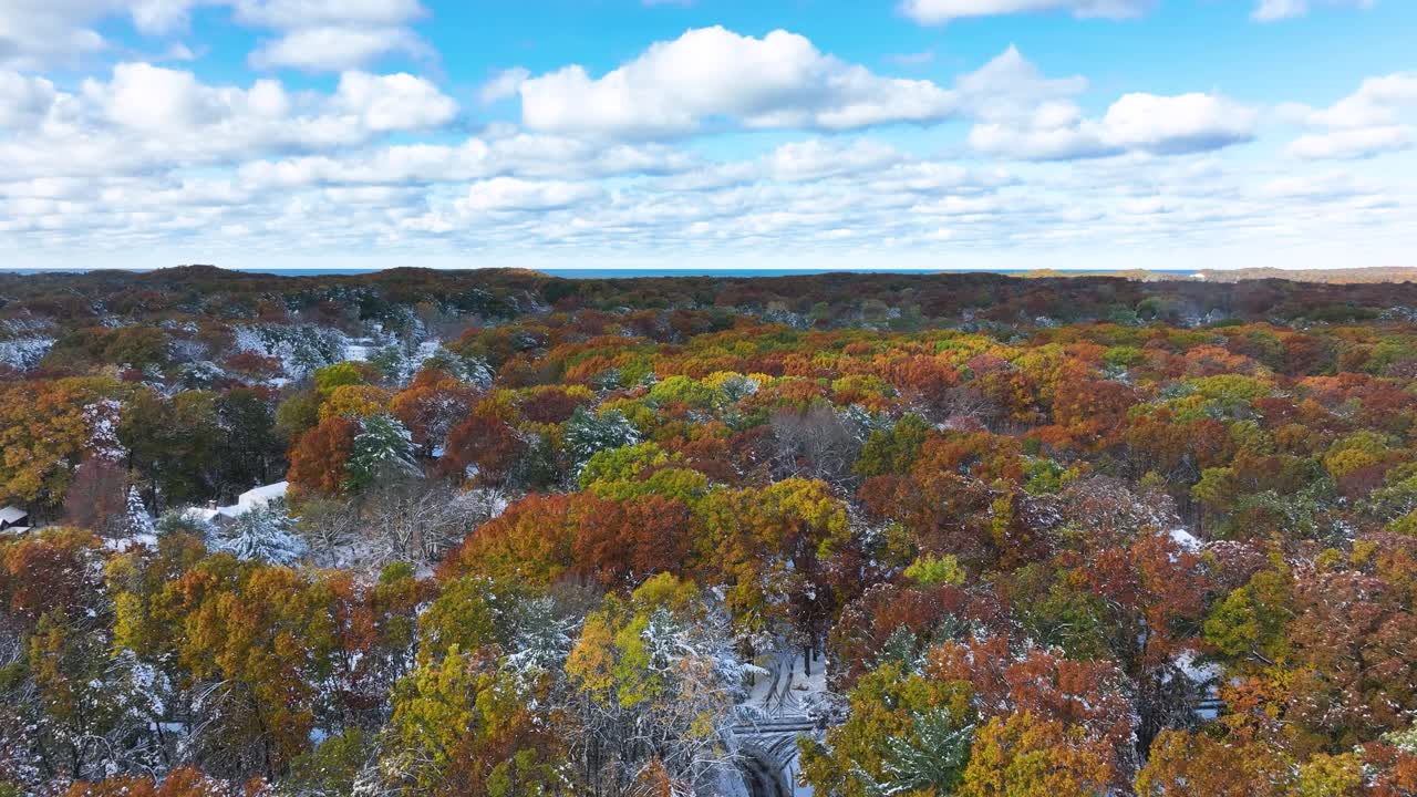 una antena de nivel que se mantiene todavía sobre las copas de los árboles de otoño