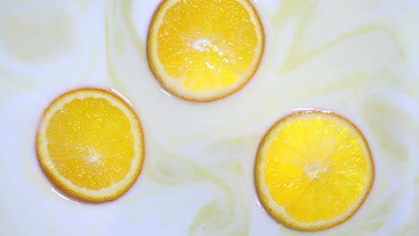 rebanadas de naranja en leche de cerca
