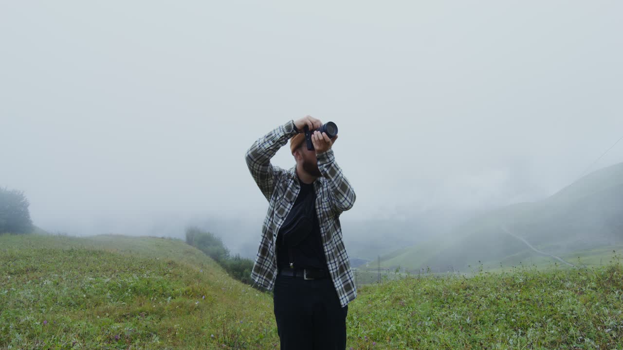 Fotografo tra le montagne nebbiose