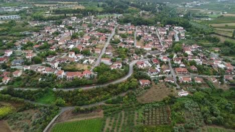 Toma-Aérea-Del-Pueblo-De-Santa-Barbara-En-El-Norte-De-Grecia