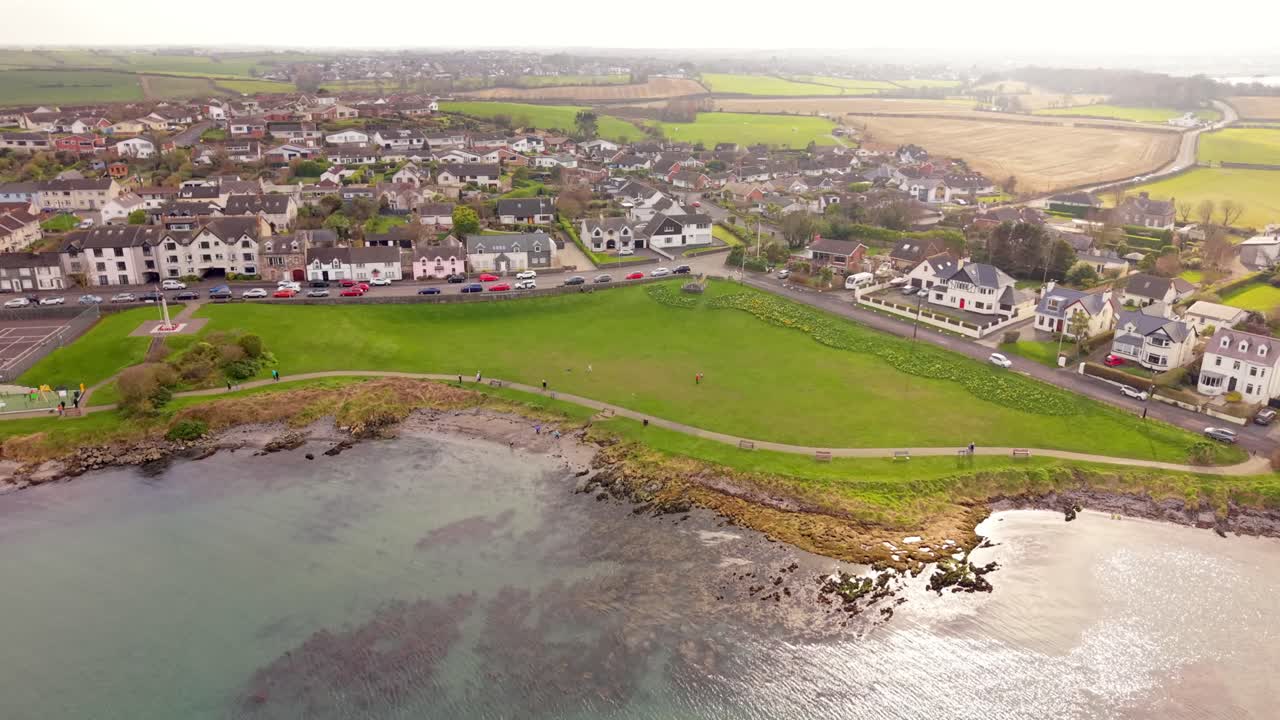 Video aereo 4K 60FPS in movimento del villaggio e della spiaggia di Groomsport nella contea di Down, Irlanda del Nord. Prodotto con colori Rec709