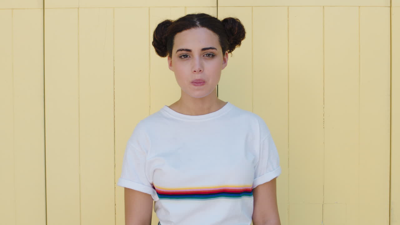 chica adolescente soplando burbuja de chicle juguetonamente masticando chicle divirtiéndose en verano 4k