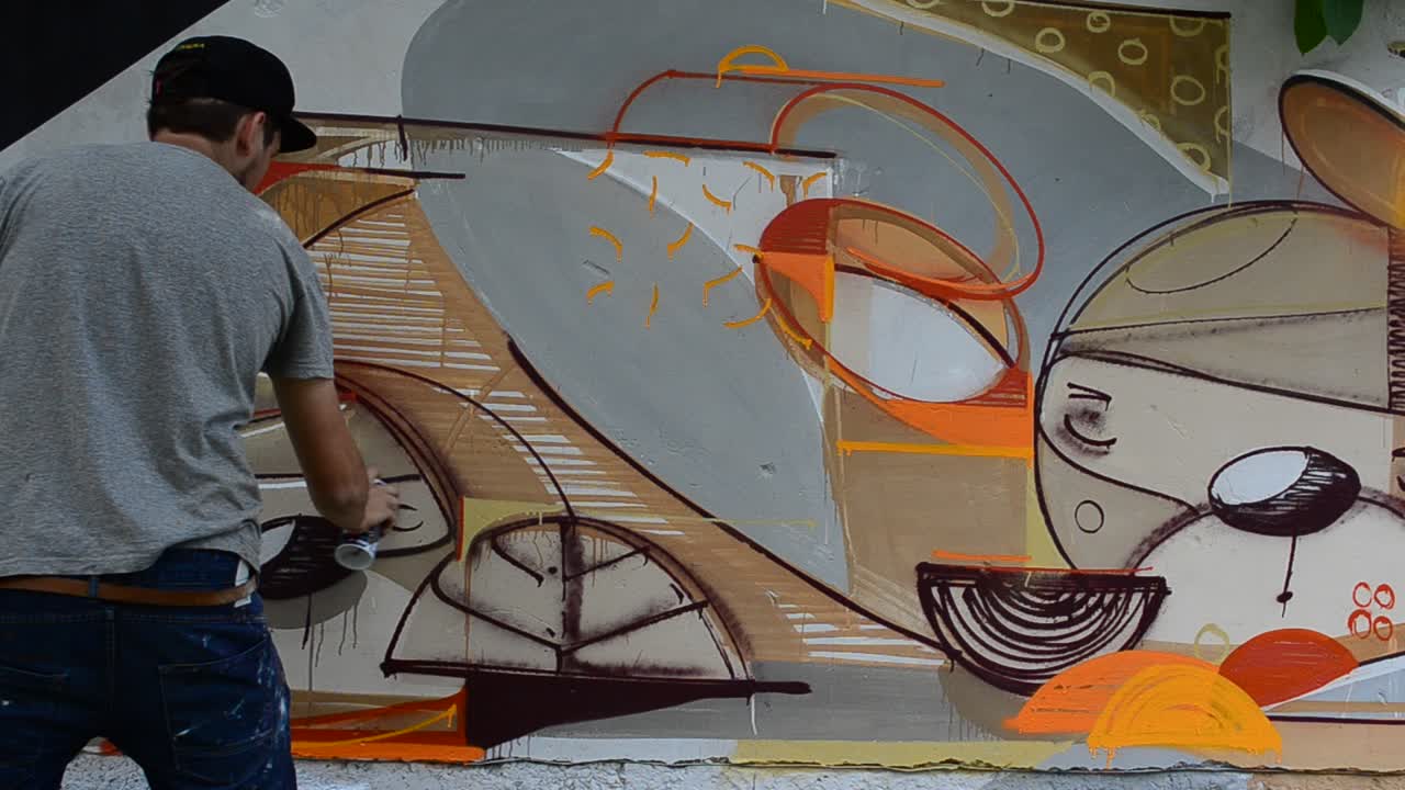El artista dibuja grafitis, imagen de la persona con una pipa