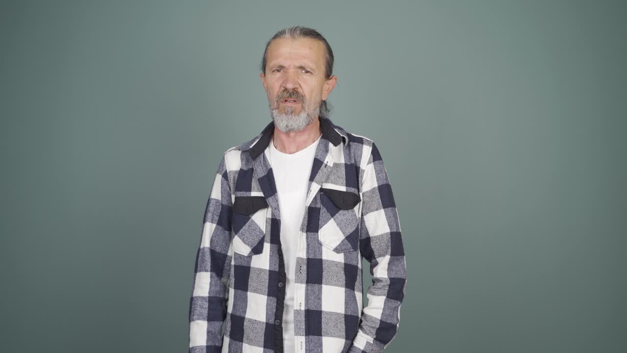 el hombre está disgustado.