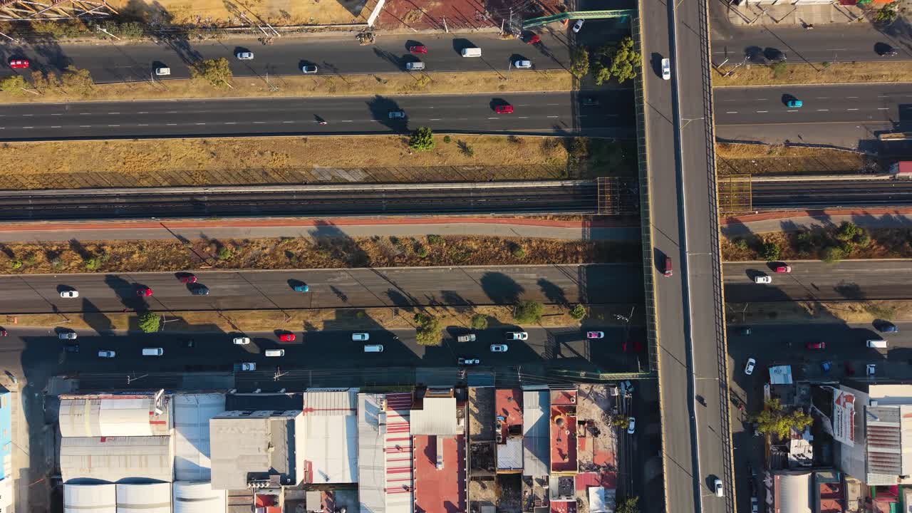 Riprese aeree con drone della griglia urbana e dei viali di Ecatepec