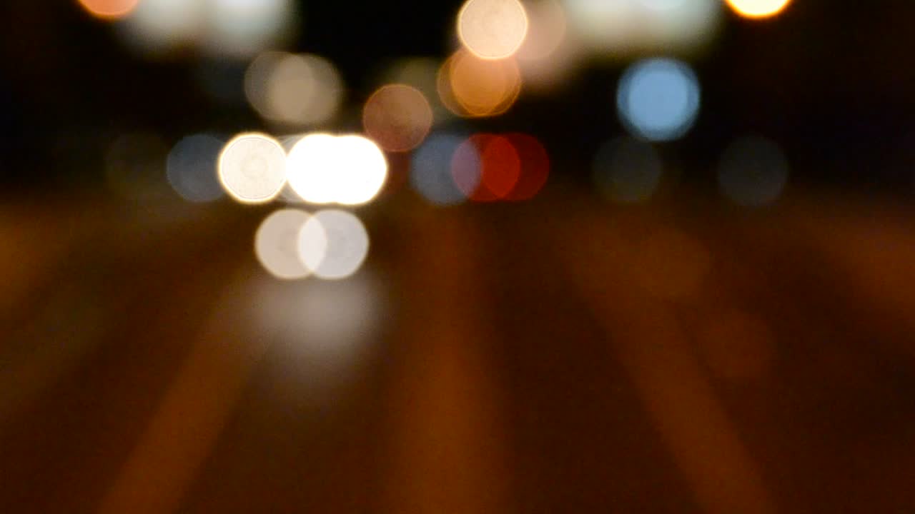 Luci sfocate di una strada di notte