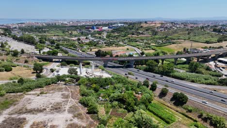 Drohnenschuss-Fliegt-über-Einige-Felder-Und-über-Eine-Autobahn-Und-Eine-Eisenbahnbrücke