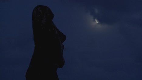 Una-Estatua-De-La-Isla-De-Pascua-Se-Recorta-A-La-Luz-De-La-Luna-En-Este-Increíble-Lapso-De-Tiempo