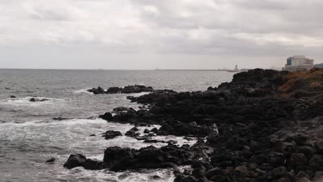 Vulkanische-Schwarze-Felsen-Und-Ozean-An-Der-Küste-Der-Insel-Jeju-In-Südkorea