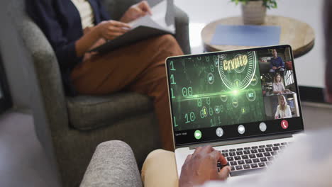 hombre de negocios afroamericano que usa una computadora portátil para videollamadas con diversos colegas de negocios
