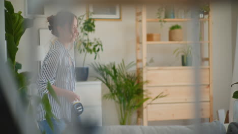 먼지를 제거 하기 위해 청소 하는 여자