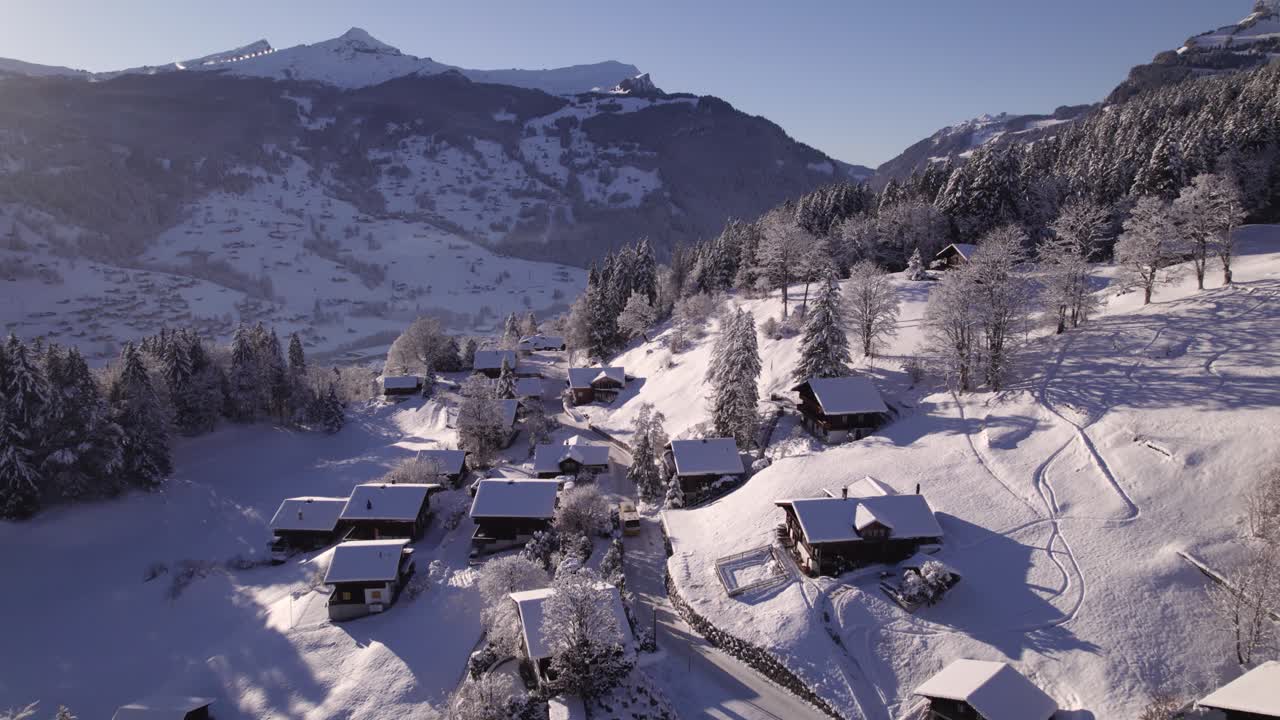 empujando siguiendo un autobús de esquí en snowy grindelwald, terrassenweg, con vistas pintorescas de maennlichen