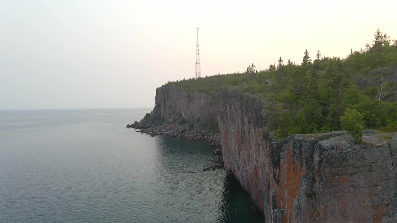 vista aérea de palisade head en el norte de minnesota junto al lago superior, naturaleza increíble paisaje
