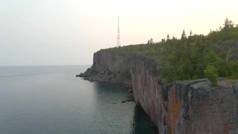 Luftaufnahme-Von-Palisade-Head-Im-Norden-Von-Minnesota-Am-Lake-Superior,-Atemberaubende-Naturlandschaft