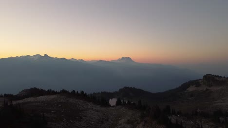 Wunderschöner-Sonnenuntergang-Auf-Dem-Mount-Brew-Mit-Reflektierenden-Seekiefern-Und-Felsiger-Berglandschaft-In-Kanada-Bc---Luftdrohnenschwenkaufnahme-4k