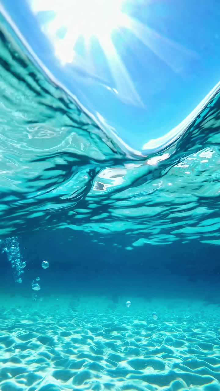 Un affascinante video sottomarino con la luce del sole che filtra attraverso le onde, catturando la serenità