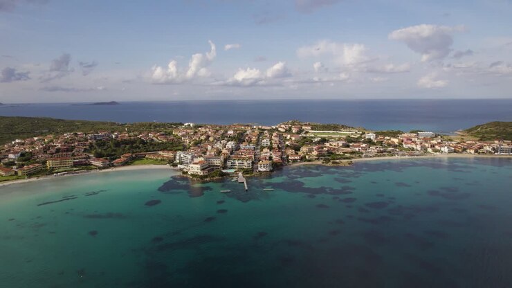 Rannikkokaupunki Golfo Aranci, turistikaupunki lähellä Olbiaa, Sardinia, Italia