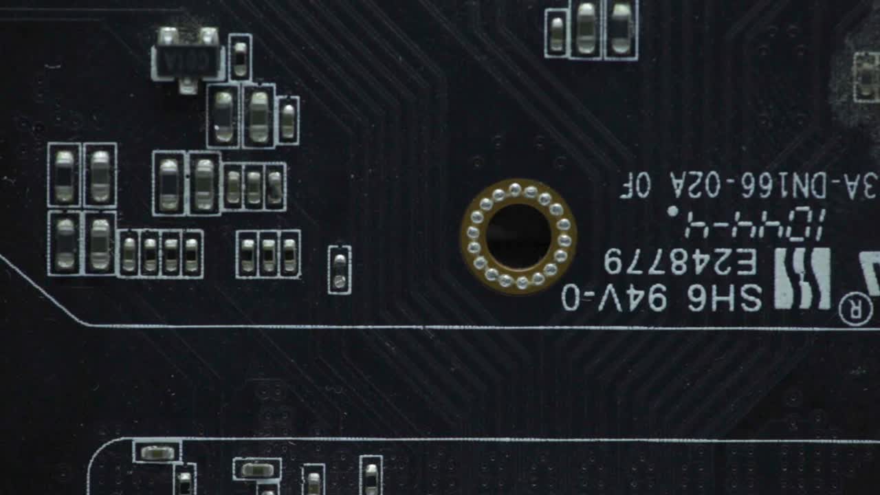 zblízka záběr komponentu elektronického čipu s obvody a vzory