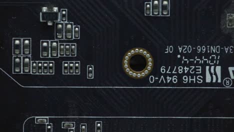 primer plano de un componente de chip electrónico con circuitos y patrones