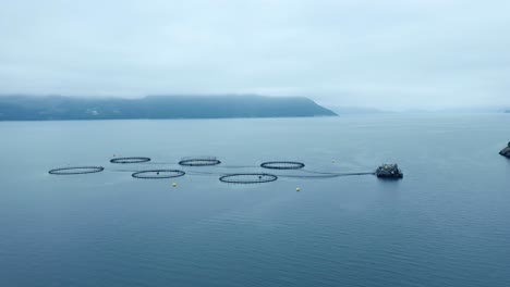 imágenes aéreas de granjas de pesca de salmón en noruega