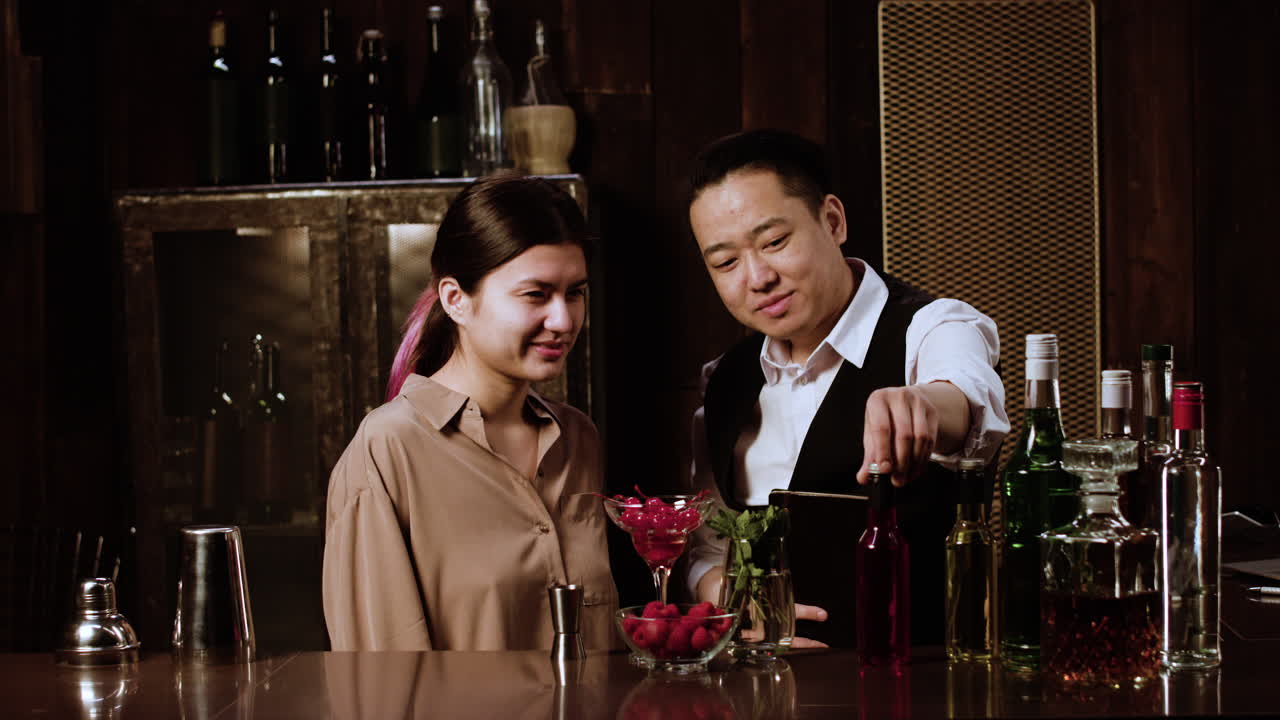 술집에서 얘기하는 바텐더들