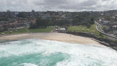 bronte beach y park en verano durante la pandemia de covid-19 en nsw, australia
